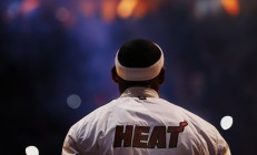 开云平台-牛顿失守的夜晚，当维斯塔潘用一记不科学的超车改写了物理定律