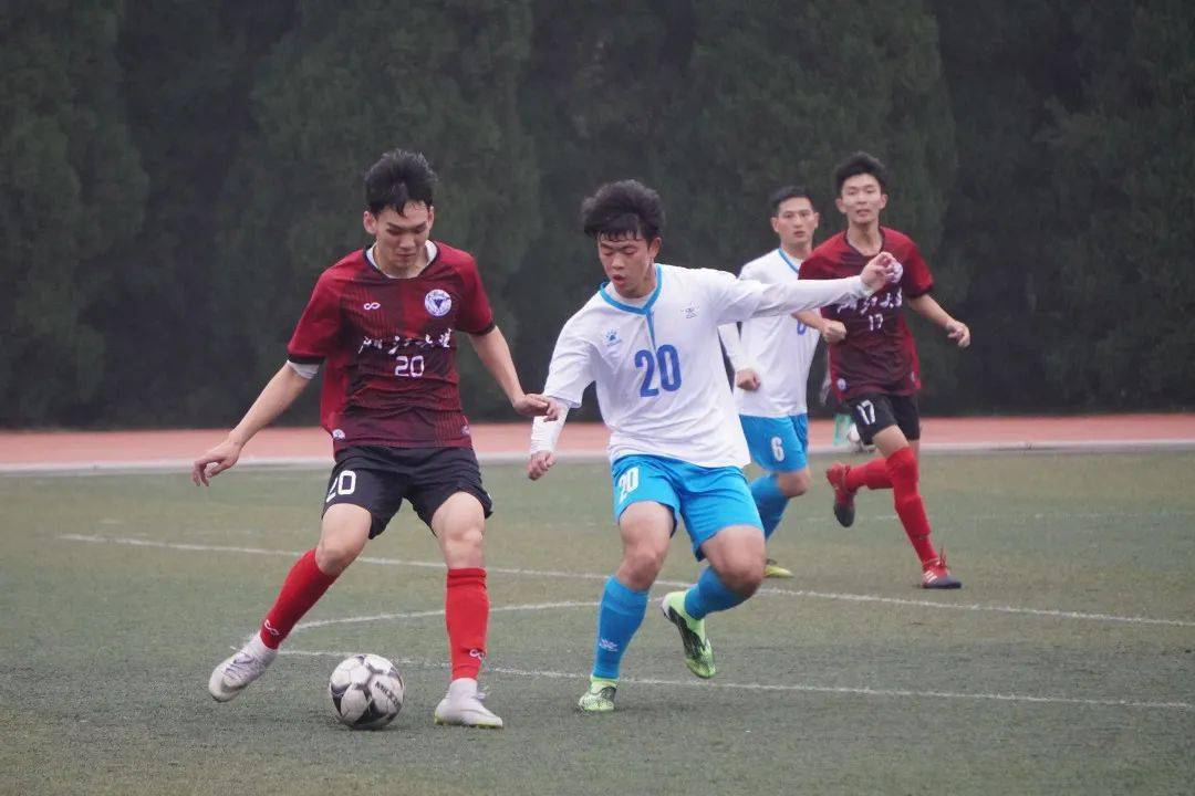 阿尔勒斯堡球员努力拼搏，不畏强敌