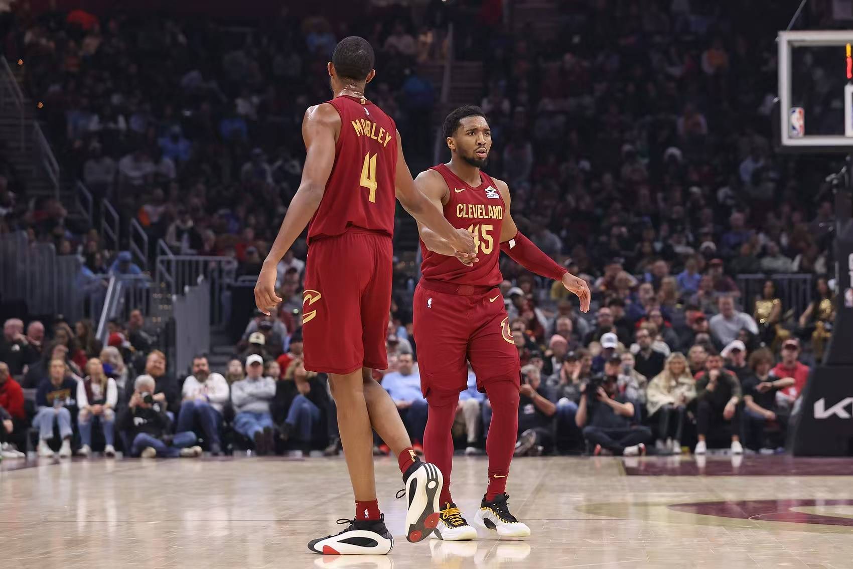 凯尔特人队在东部强队争霸中展现出色实力