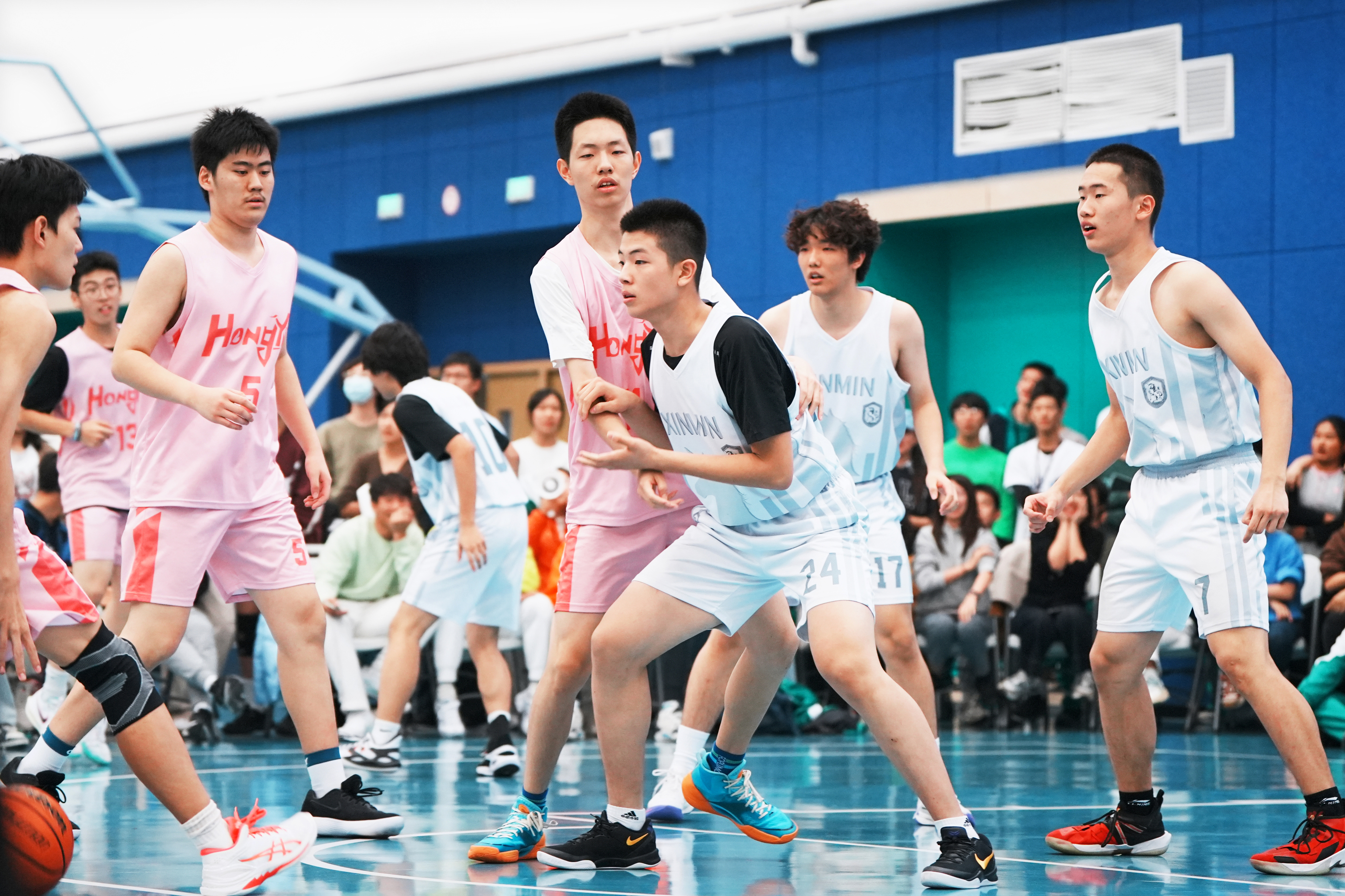 篮球联赛领先球队的最新表演