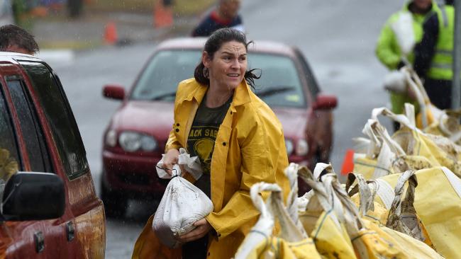 包含澳大利亚国际篮球赛事遭遇恶劣天气的词条