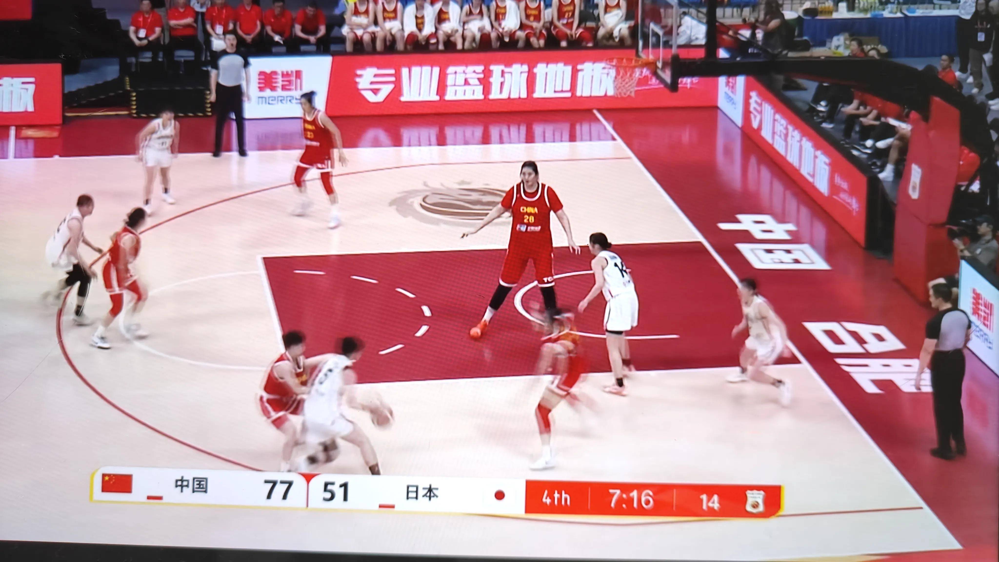 太阳后卫砍下三分制胜球，完成逆转战绩