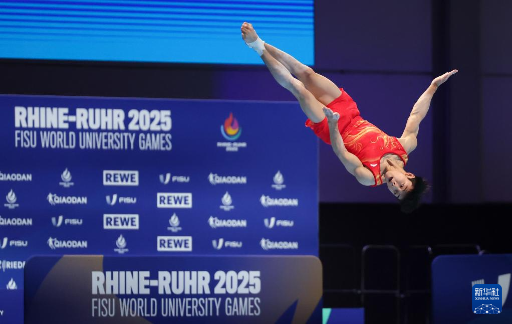 美国体操选手登顶男子双杠赛场,实现完美表现 美国体操选手登顶男子双杠赛场,实现完美表现