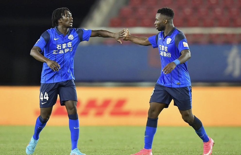 雄狮前锋抢断得手,率领球队反击快攻取胜 雄狮前锋抢断得手,率领球队反击快攻取胜