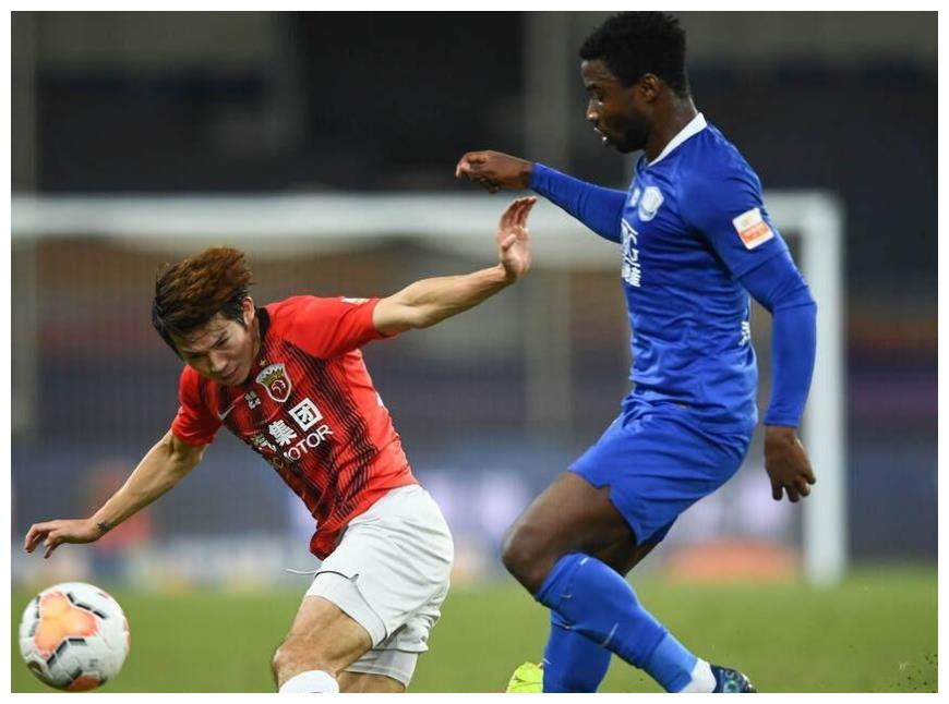 雄狮前锋抢断得手,率领球队反击快攻取胜 雄狮前锋抢断得手,率领球队反击快攻取胜