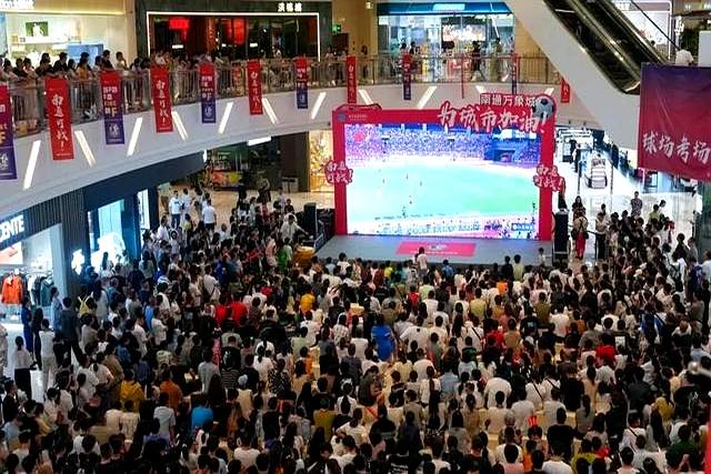 亚洲顶级赛事引爆热情,球场人潮涌动 亚洲顶级赛事引爆热情,球场人潮涌动