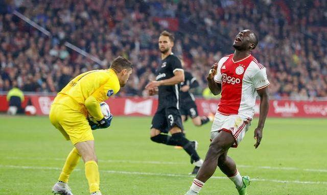 河床联军火力全开,轻松战胜对手实现零封 河床联军火力全开,轻松战胜对手实现零封