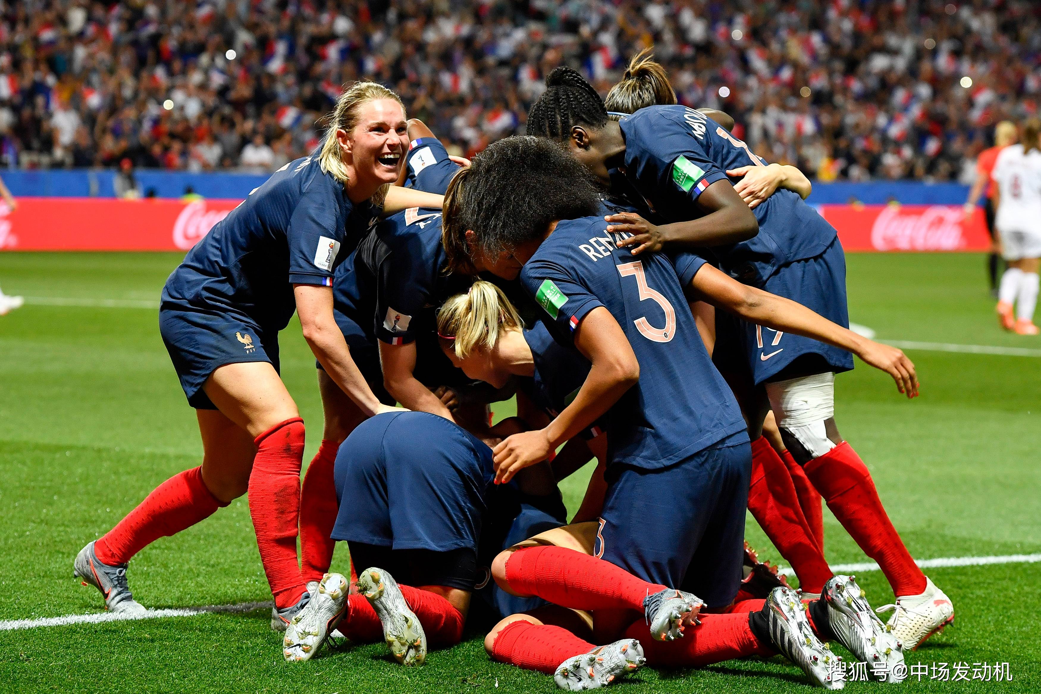 美国女足队悲伤离开比赛场地的简单介绍 美国女足队悲伤离开比赛场地的简单介绍