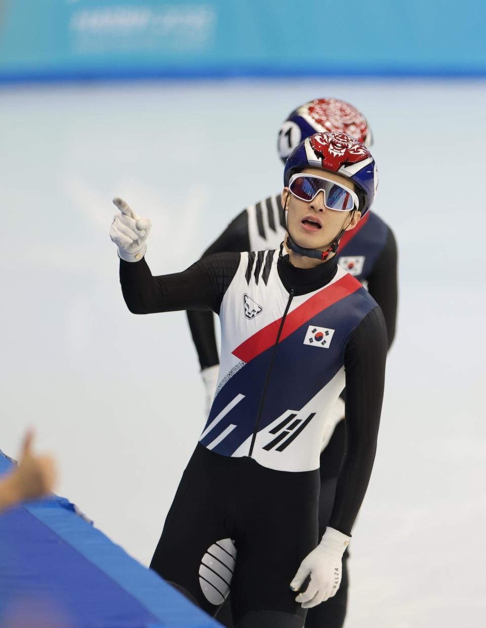 韩国短道速滑队实力强劲登顶,飞速冲刺勇夺头名 韩国短道速滑队实力强劲登顶,飞速冲刺勇夺头名