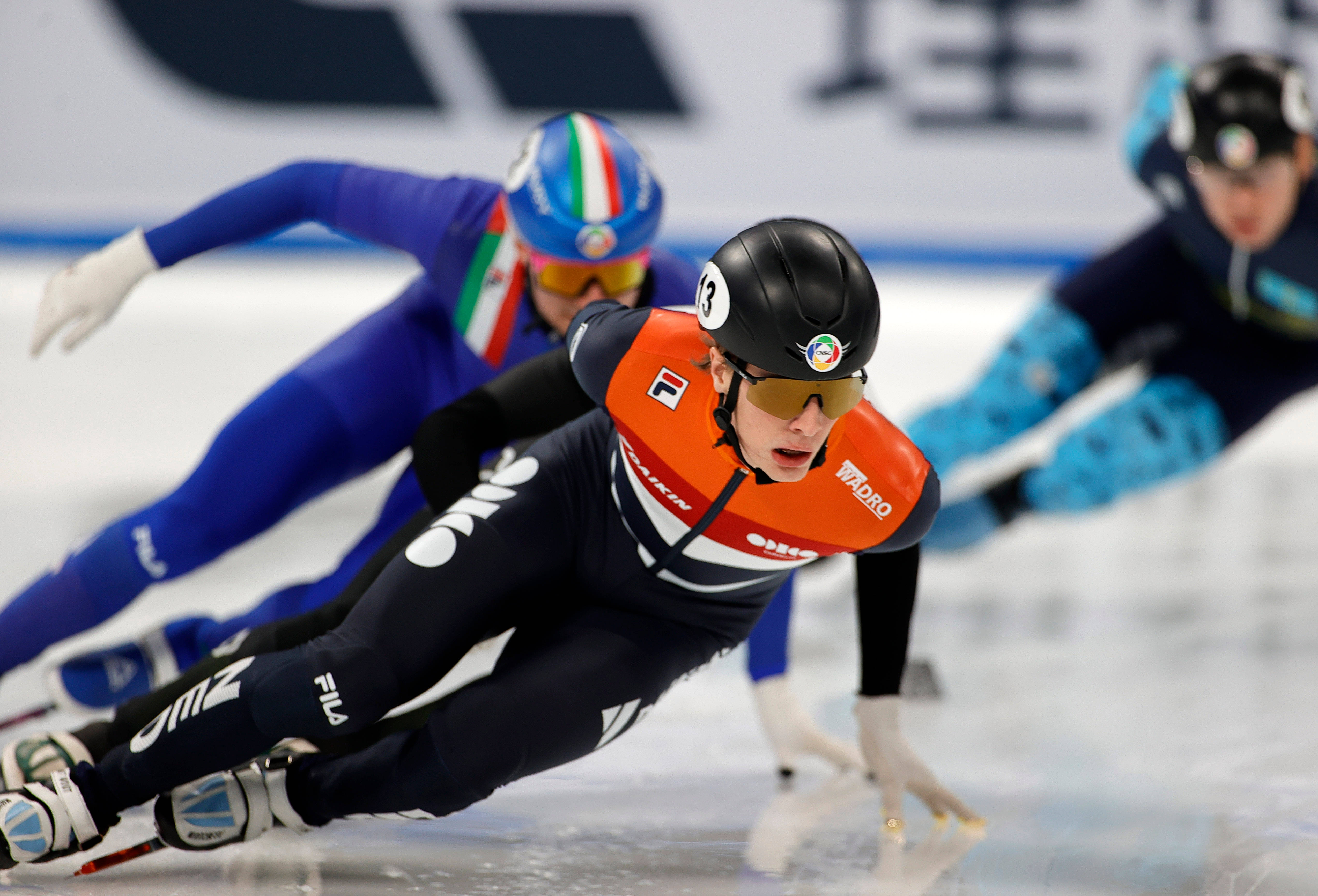 韩国短道速滑队实力强劲登顶,飞速冲刺勇夺头名 韩国短道速滑队实力强劲登顶,飞速冲刺勇夺头名