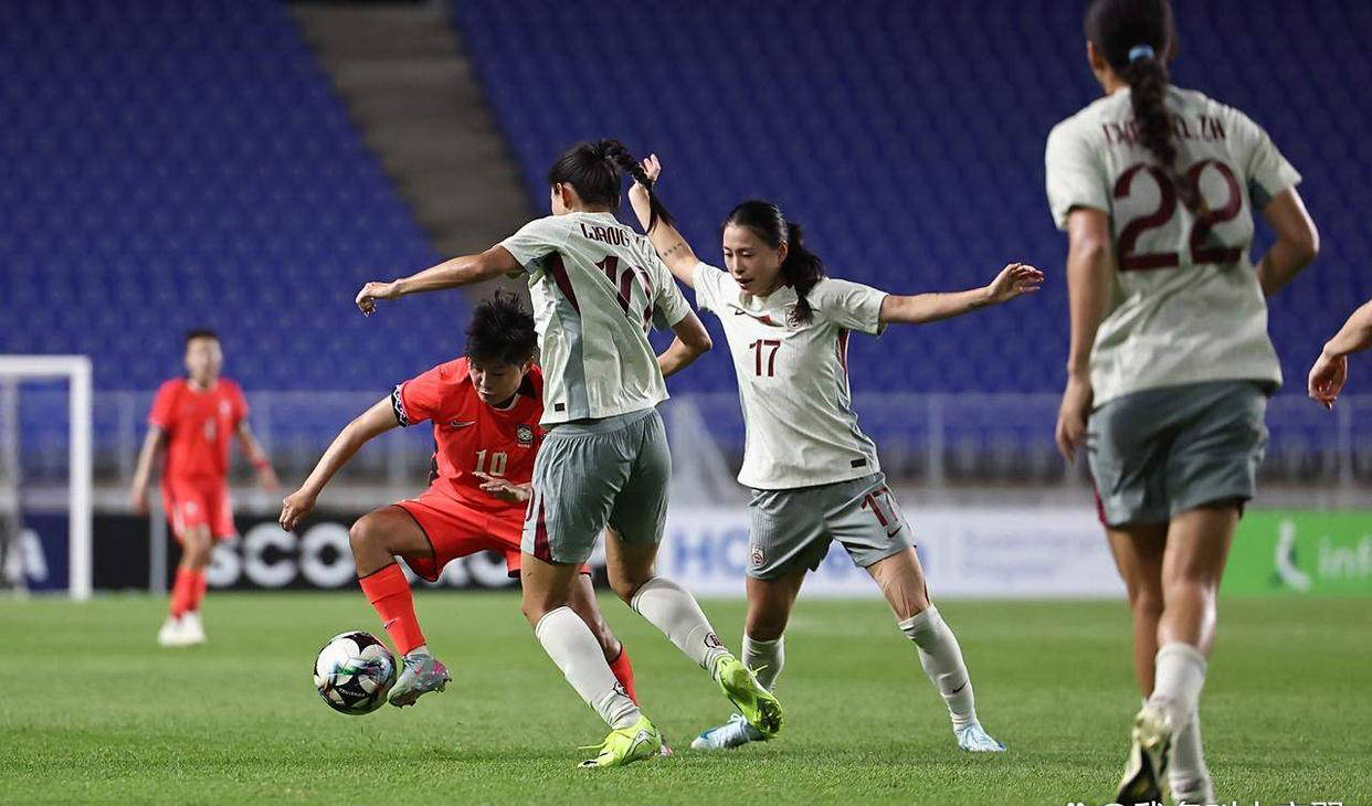 韩国女足在比赛中展现顽强精神