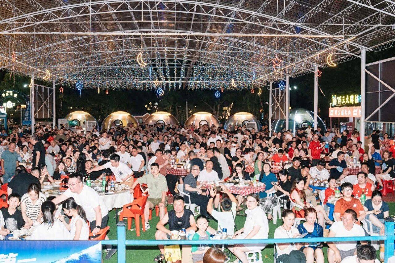 国际足球赛事热火开赛，球迷沸腾不已