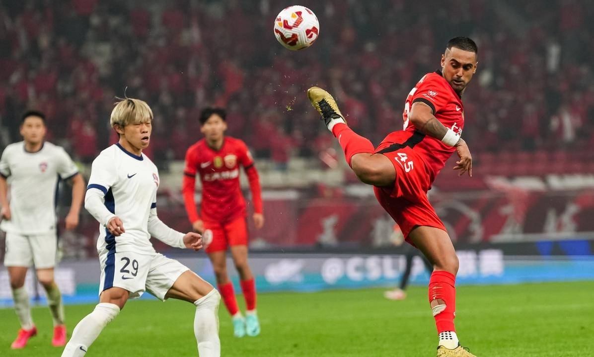 球场上团结配合的球队实力较量胜出