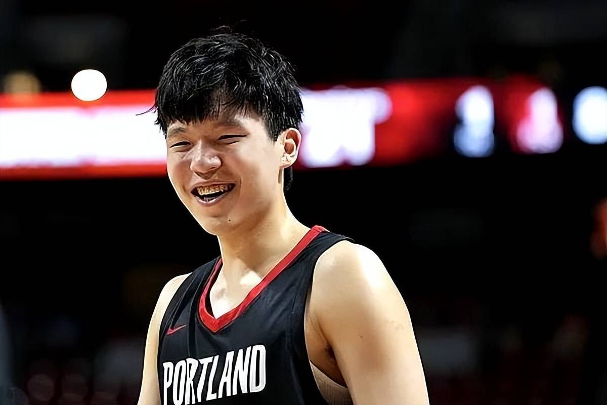 关于新秀球员表现抢眼，主教练大加赞赏的信息