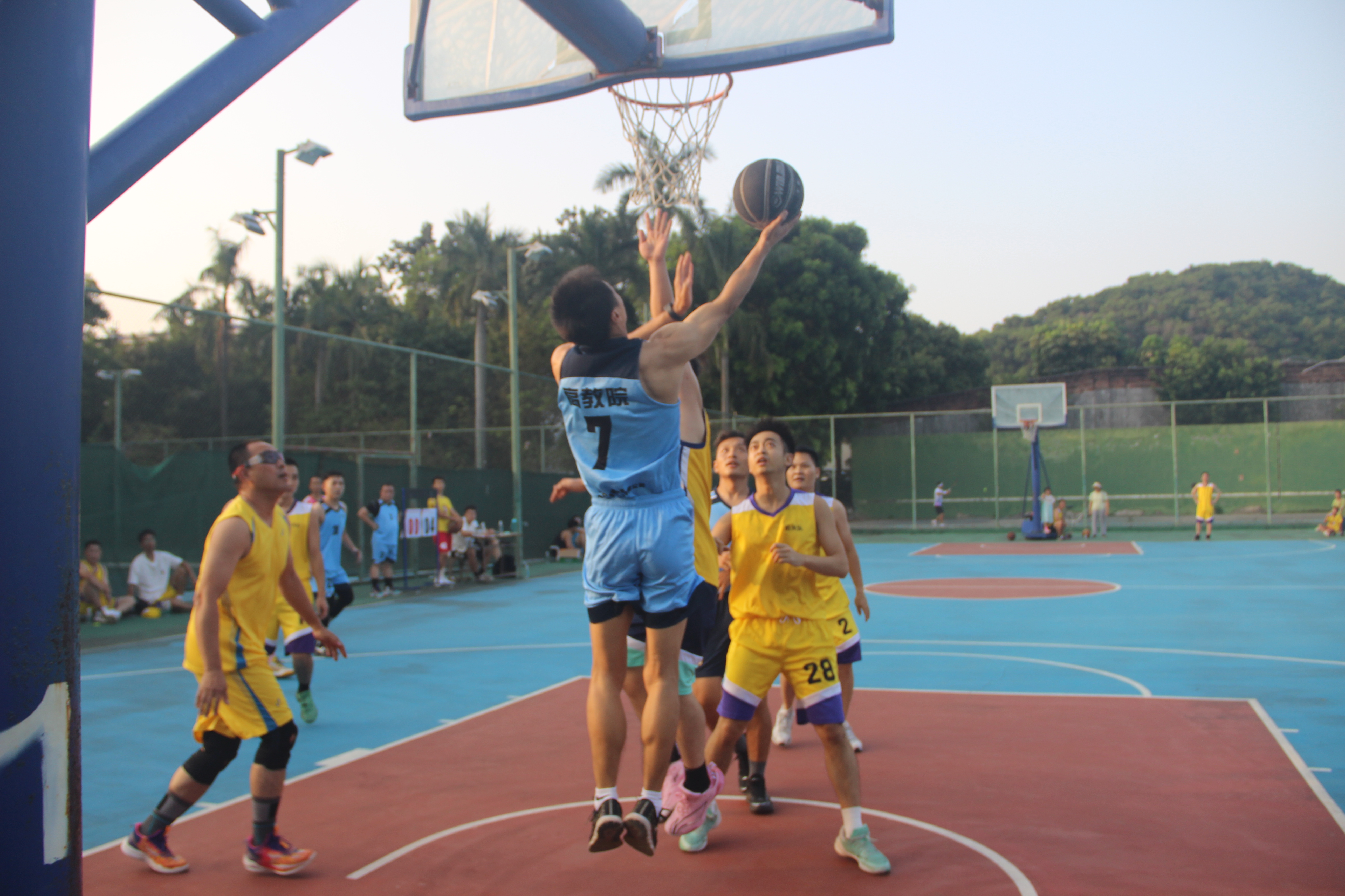 篮球职业赛场上的精彩瞬间即将呈现