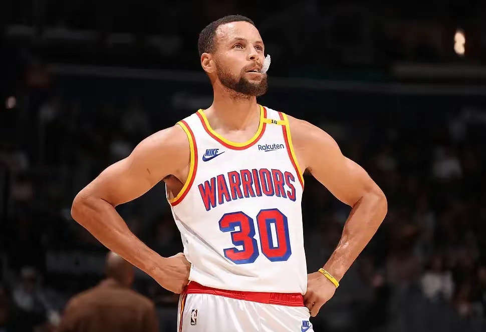 关于勇士迎战奇才：库里再度碰撞卡尔德隆的信息