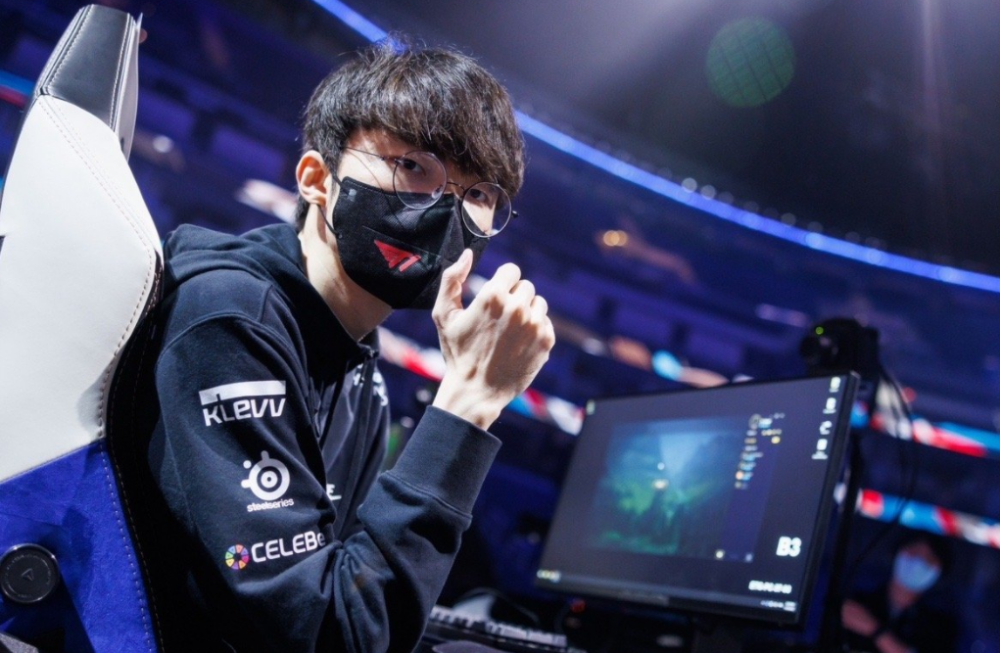 NS力克HKA，Faker操刀奇招英雄翻盘宿敌对决八强赛，引爆全场热议