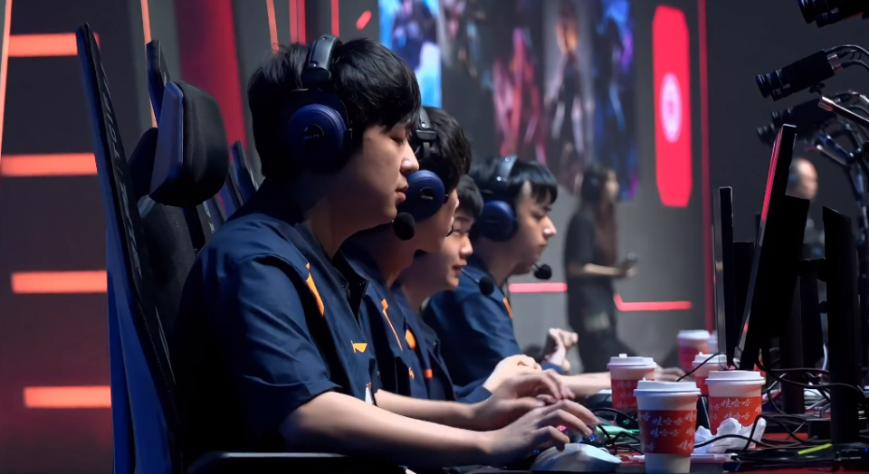 EDG绝杀C9，Viper关键团战开团秒人激烈交锋半决赛，技惊四座