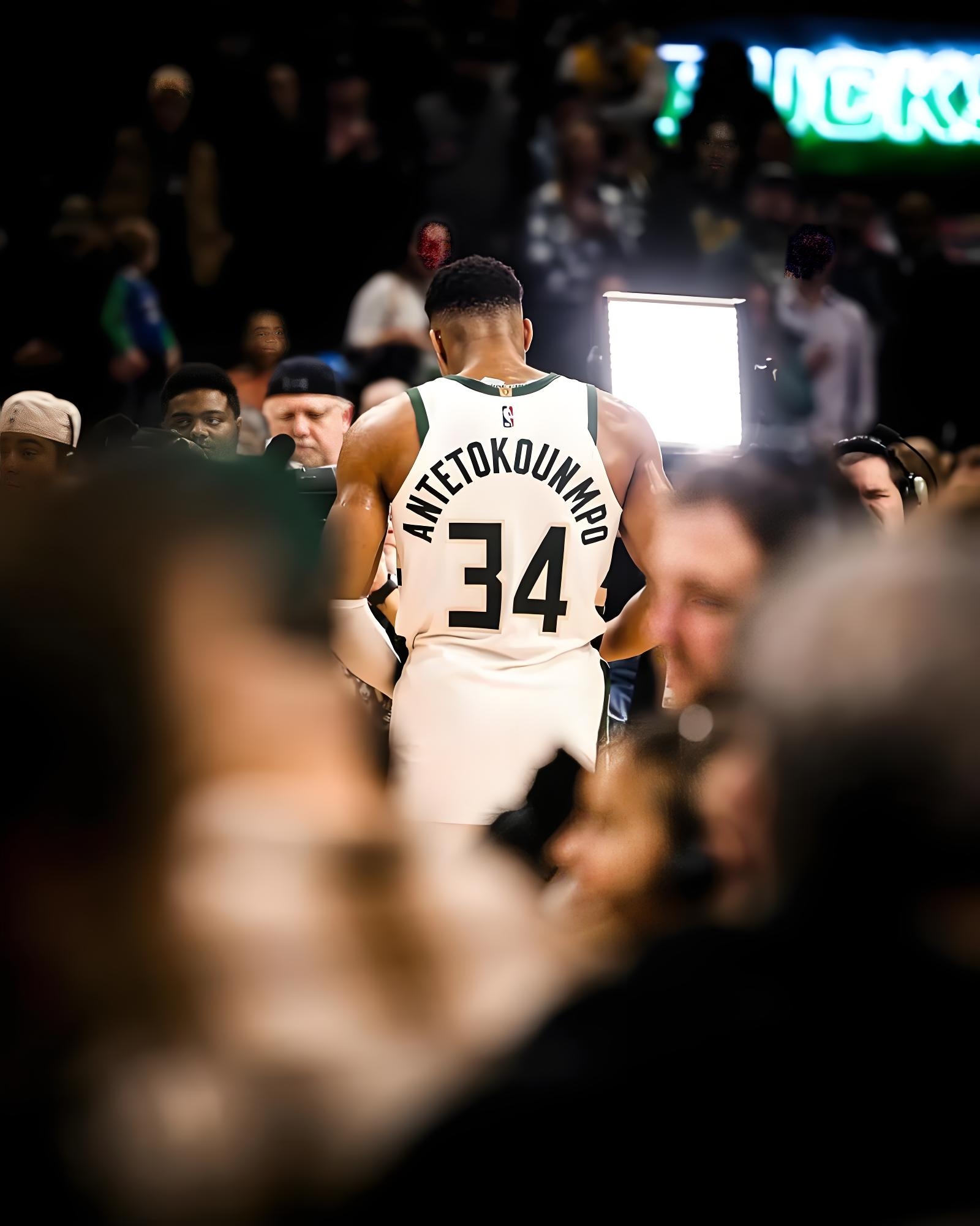 雄鹿队抢眼表现赢得球迷喝彩的简单介绍