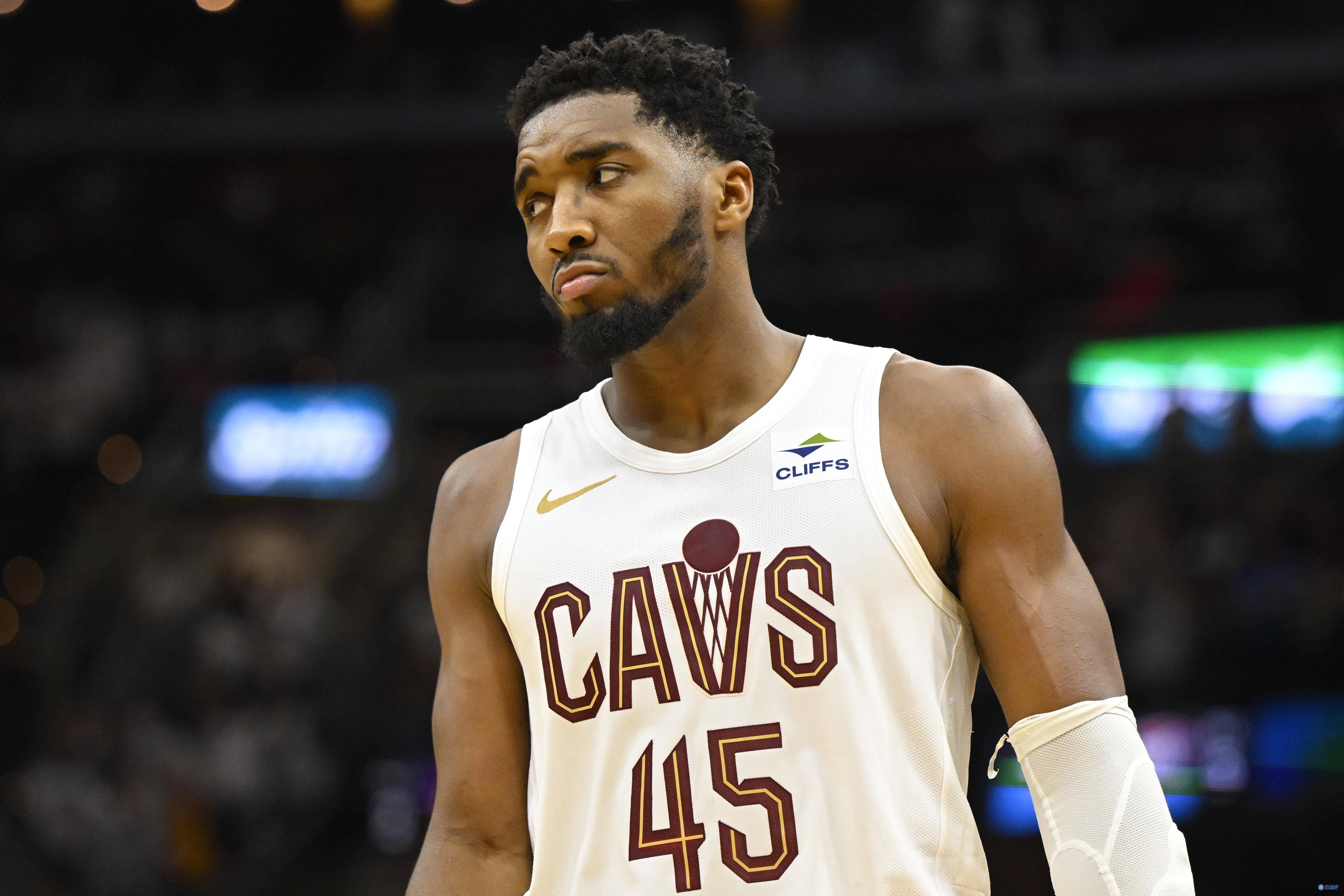 火箭队遭遇三连败,面临季后赛前景堪忧 火箭队遭遇三连败,面临季后赛前景堪忧