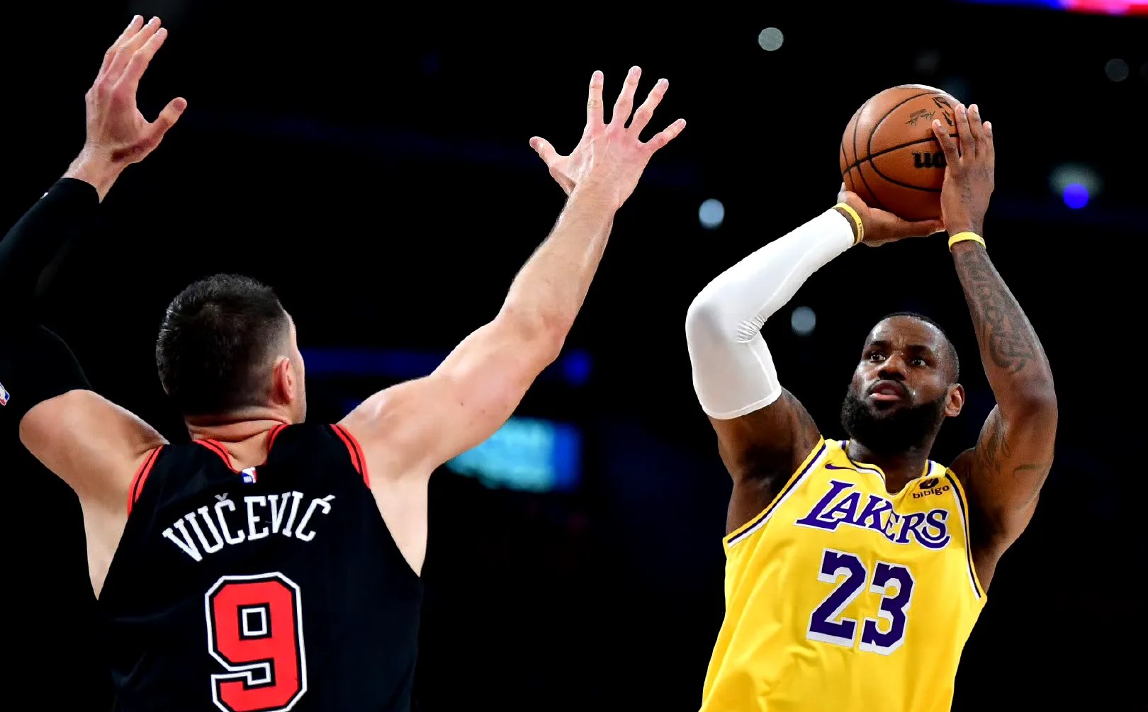 湖人队主场战胜公牛队，詹姆斯暴扣