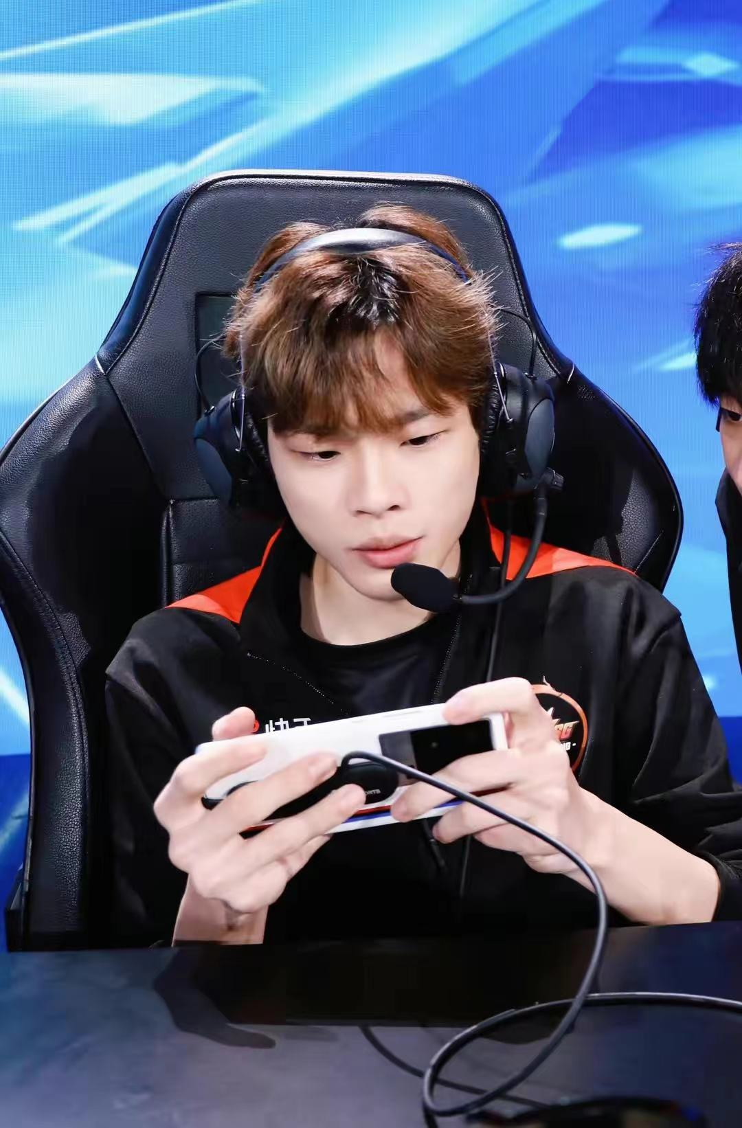 DRX翻盘FPX，Crisp打出惊人五杀焦点之战成都决赛之夜，引爆全场热议