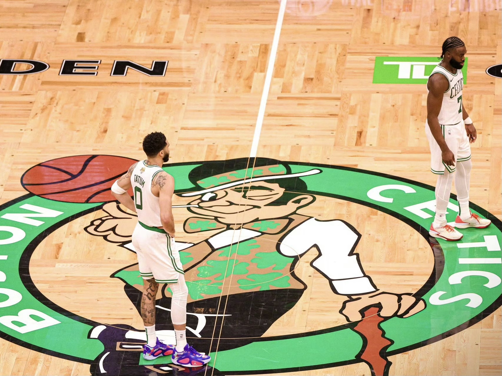 老鹰客场取胜独行侠,队史首次季后赛胜利的简单介绍 老鹰客场取胜独行侠,队史首次季后赛胜利的简单介绍