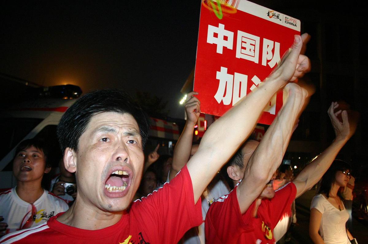 球迷疯狂加油，球队士气高昂的简单介绍