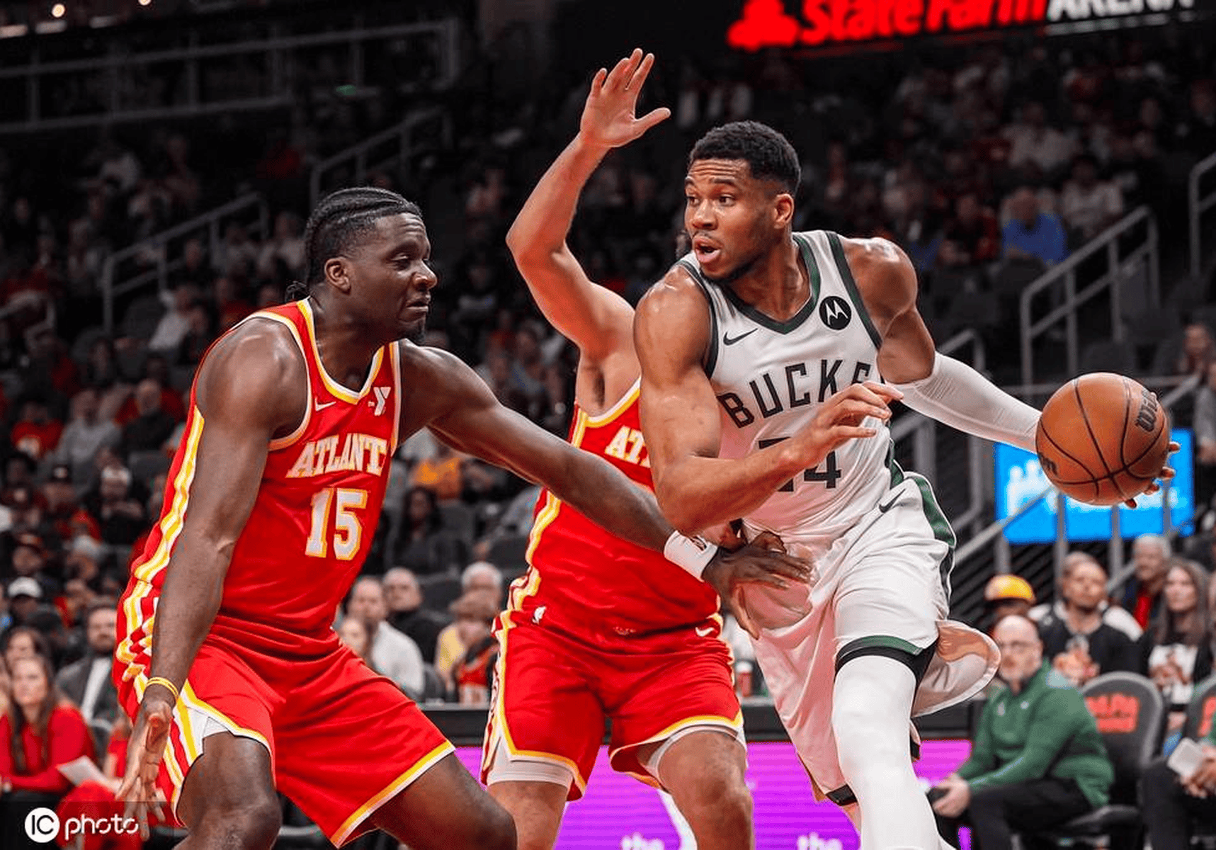 雄鹿取胜奇才：字母哥狂砍三双领导球队获胜